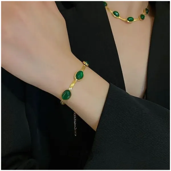Oval Green Crystal Pendant Necklace Set With Bracelet - Image 4